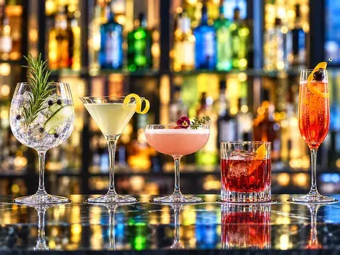 des verres de cocktails sur une surface vitrée