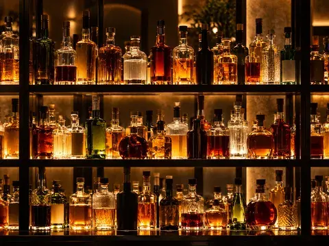 des bouteilles de spiritueux sur des étagères lumineuses